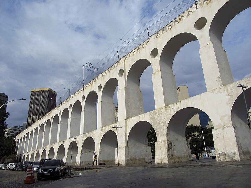 Após investimento milionário em revitalização, vândalos picham “novos” arcos da Lapa