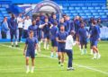 Jogadores do Chelsea iniciando o treinamento.

Foto: Brian Minkoff London-Pixels / Wikimedia Commons