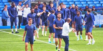 Jogadores do Chelsea iniciando o treinamento.

Foto: Brian Minkoff London-Pixels / Wikimedia Commons