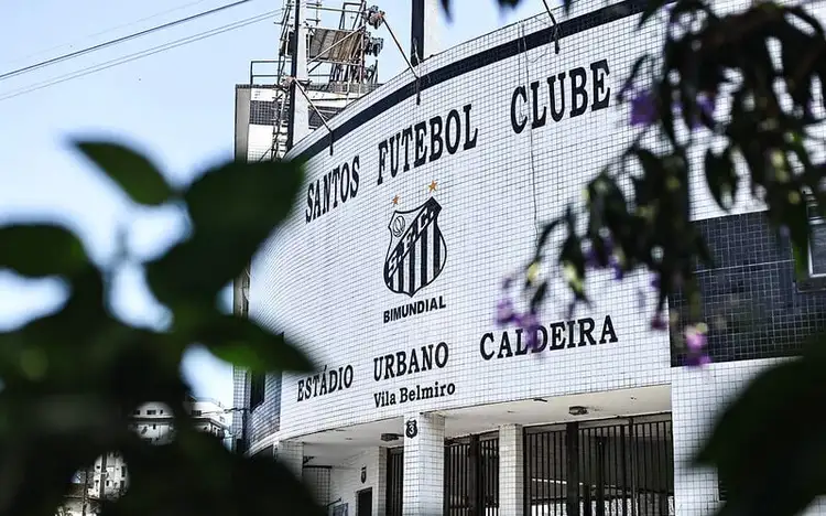Gigante brasileiro quer contratar técnico campeão do mundo para 2027