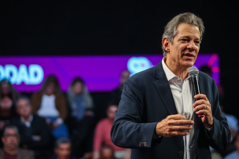 Haddad culpa Congresso e varejistas por taxa das blusinhas