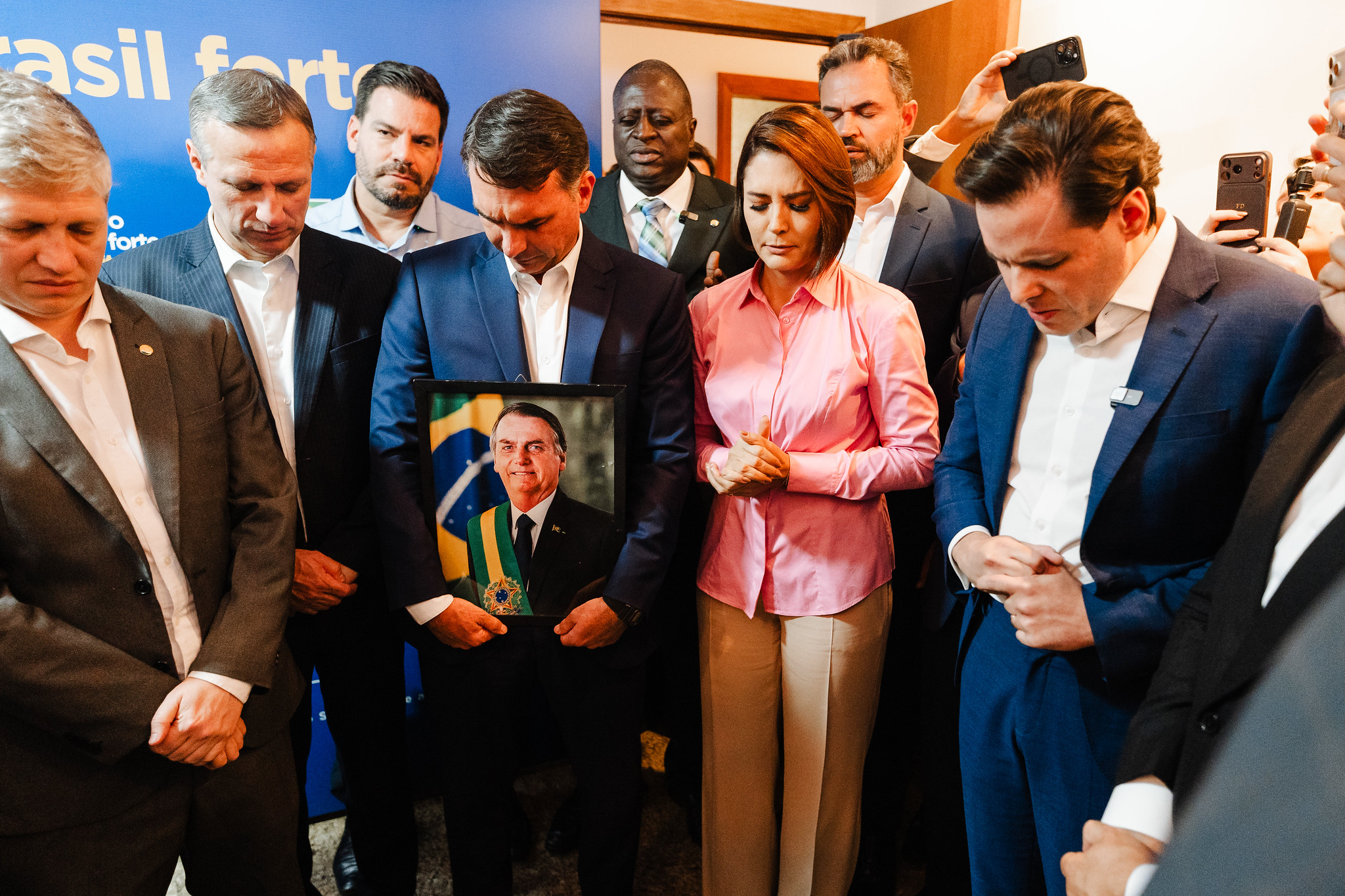 Quem convenceu Michelle a gravar um vídeo com Flávio Bolsonaro?