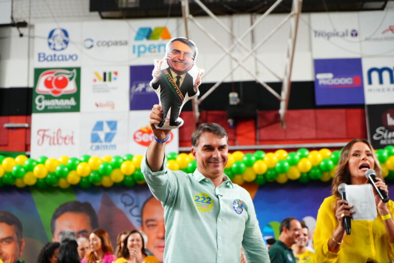 Flávio promete usar imagem do pai "no limite da lei"