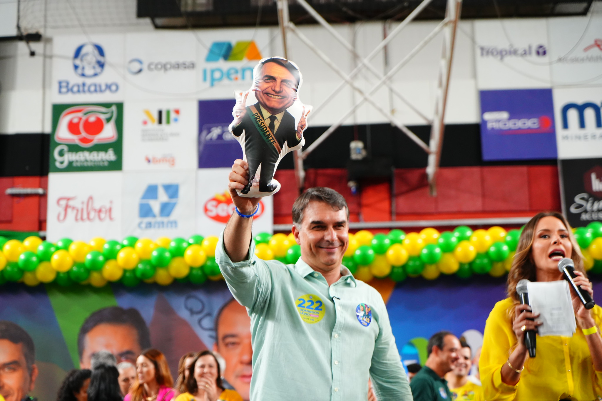 Flávio promete usar imagem do pai "no limite da lei"