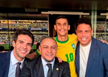 O influenciador Luva de Pedreiro com as lendas do futebol, Kaká, Roberto Carlos e Ronaldo Fenômeno.

Foto: Instagram (@luvadepedreiro)