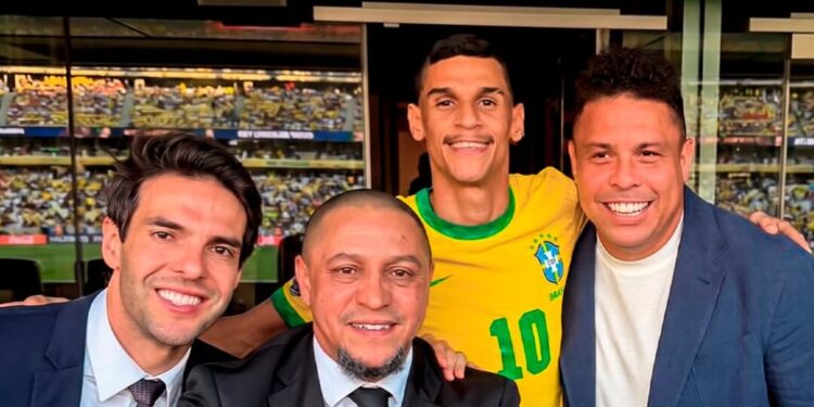 O influenciador Luva de Pedreiro com as lendas do futebol, Kaká, Roberto Carlos e Ronaldo Fenômeno.
Foto: Instagram (@luvadepedreiro)