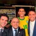 O influenciador Luva de Pedreiro com as lendas do futebol, Kaká, Roberto Carlos e Ronaldo Fenômeno.

Foto: Instagram (@luvadepedreiro)