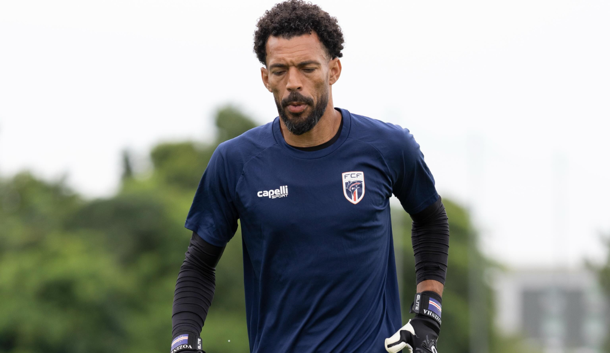 Goleiro de seleção chega a novo clube ovacionado pela torcida em aeroporto