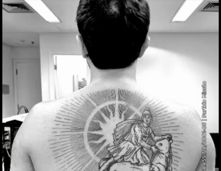 Renan Santos explica tatuagem e detalha sua fé cristã