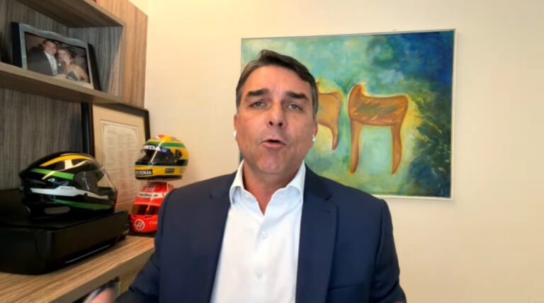 Flávio troca "bolsa celular" por cashback
