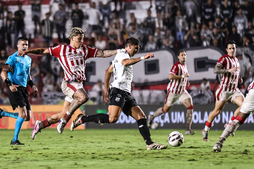 Árbitros aplicam regra errada e criam grande polêmica em competição nacional