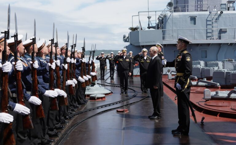 Putin ameaça confiscar navios europeus