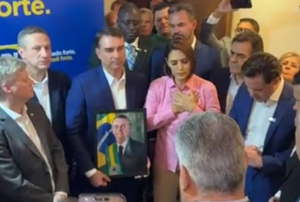 Após racha, Michelle declara união com Flávio: “Vamos vencer”
