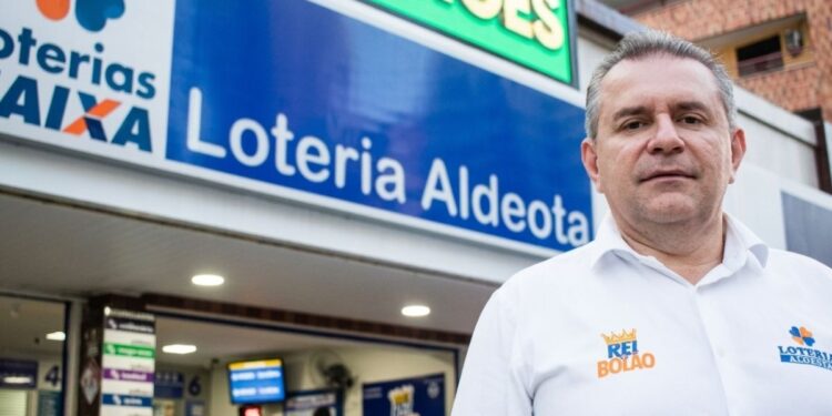 Alessandro Montenegro em frente à sua loteria.
Foto: Divulgação / Loteria Aldeota