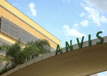 Anvisa fecha cerco suspende produção