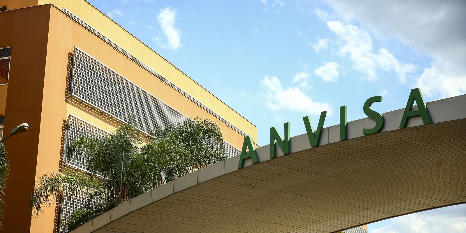 Anvisa fecha o cerco e suspende produção e venda de cosméticos sem registro no Brasil
