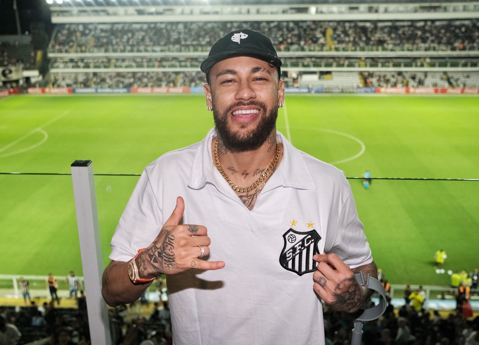 Após decisão do treinador, Neymar treina separado dos companheiros no Santos