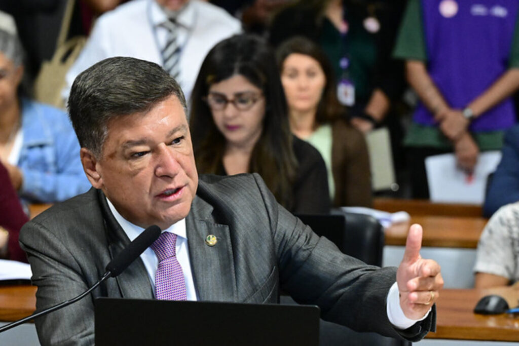 Carlos Viana aciona PF e PGR para saber onde está Lulinha