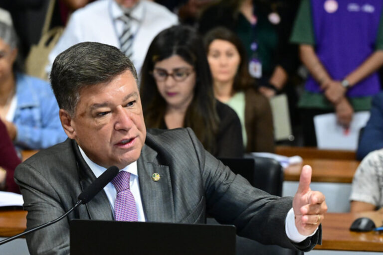 Carlos Viana aciona PF e PGR para saber onde está Lulinha