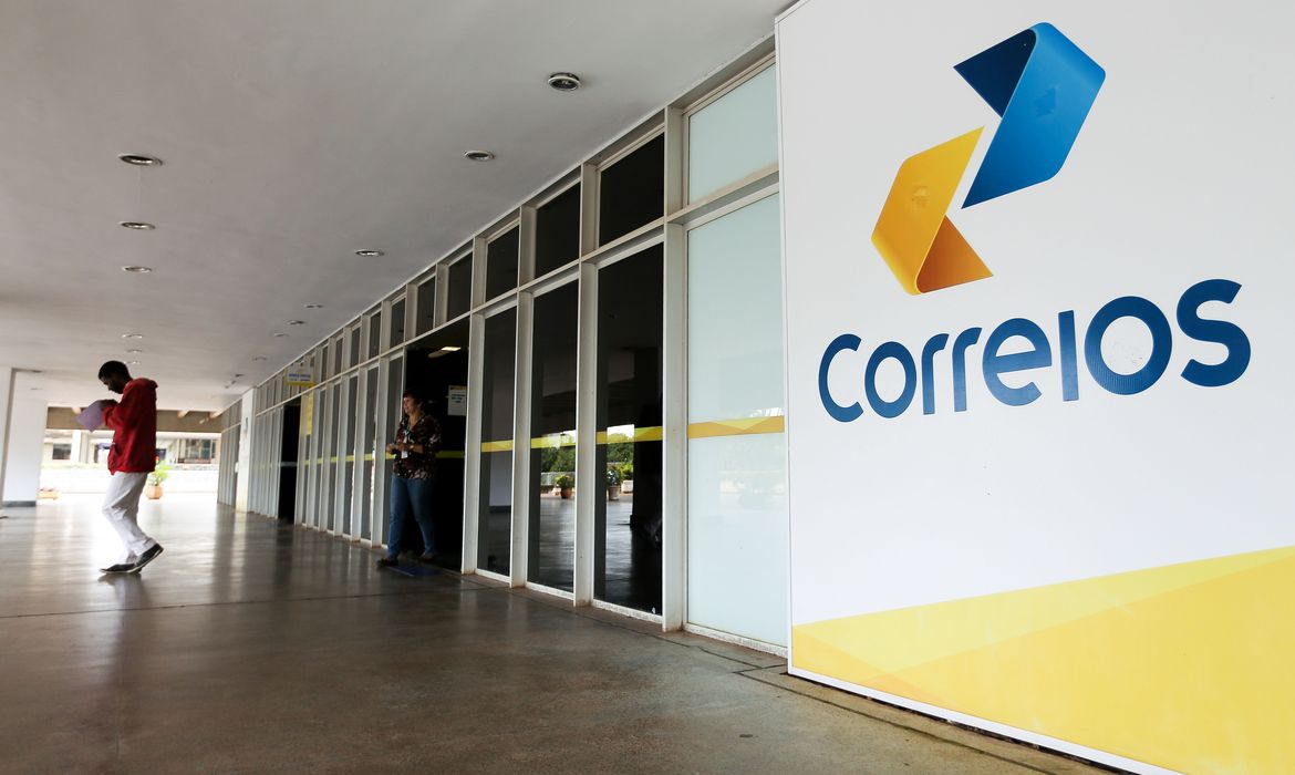 Com dívida bilionária, Correios busca antecipação de receita e governo avalia pedido