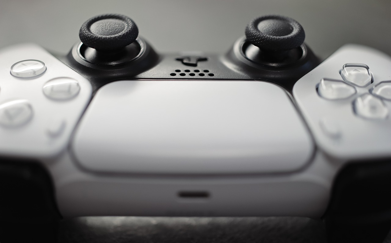 Diversão gastando pouco: os principais jogos de PS5 que estão em promoção em agosto