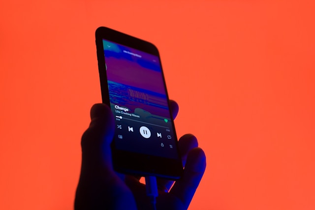 Recurso novo do Spotify vai separar artistas reais dos criados por inteligência artificial na plataforma