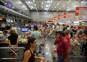 Fim escala rede supermercados farmácias