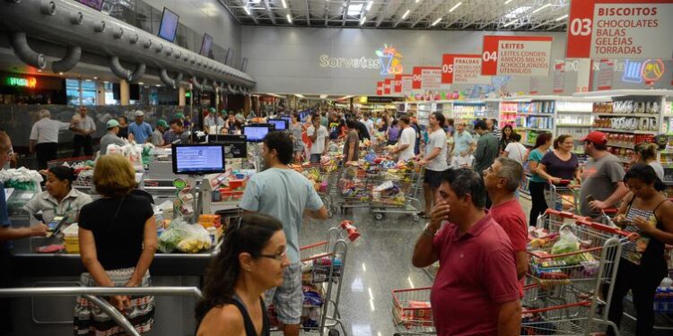 Fim escala rede supermercados farmácias