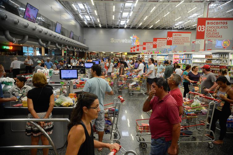 Fim da escala 6×1 em rede de supermercados e farmácias e milhares de trabalhadores são beneficiados