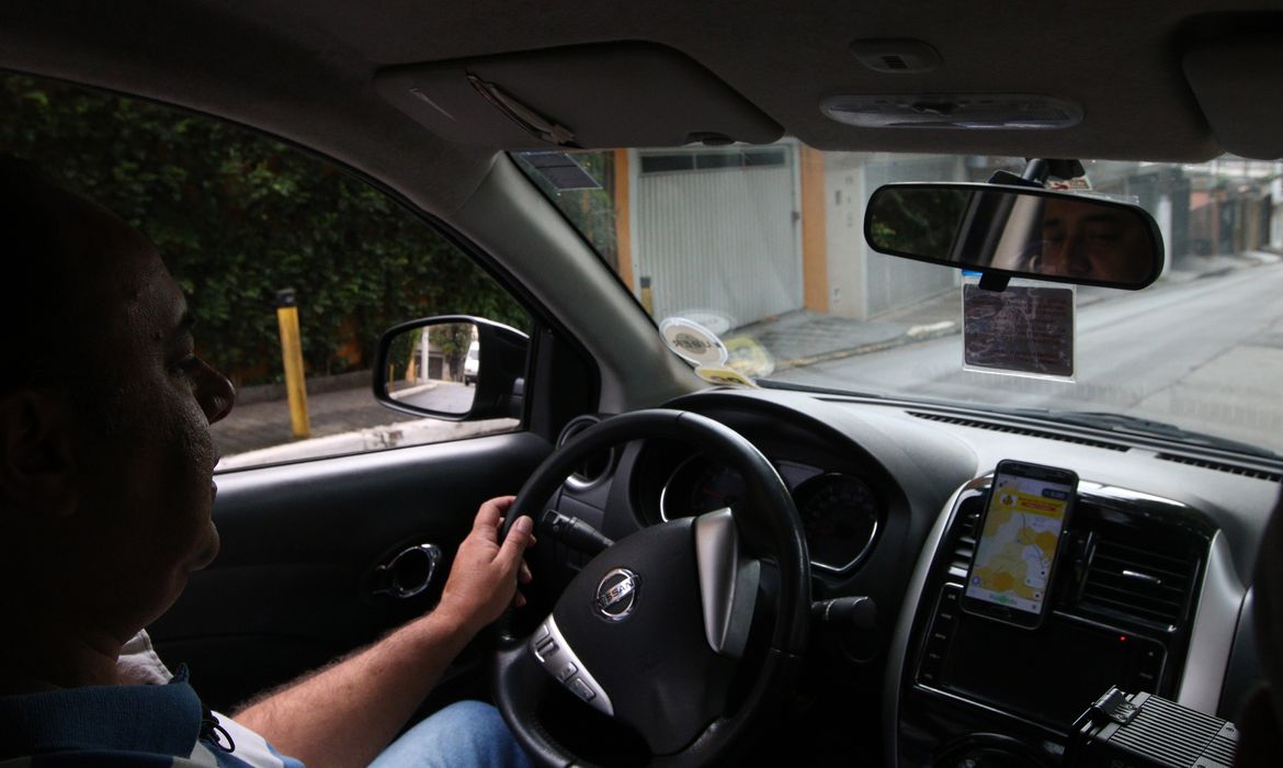 Governo aponta culpado por baixa liberação de crédito para motoristas de aplicativo