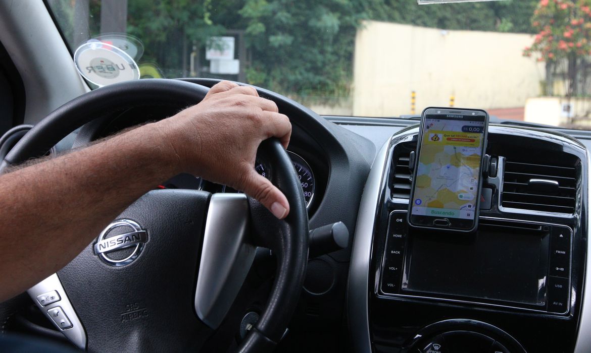 Governo aumenta crédito para motoristas de aplicativo após baixa procura por benefício