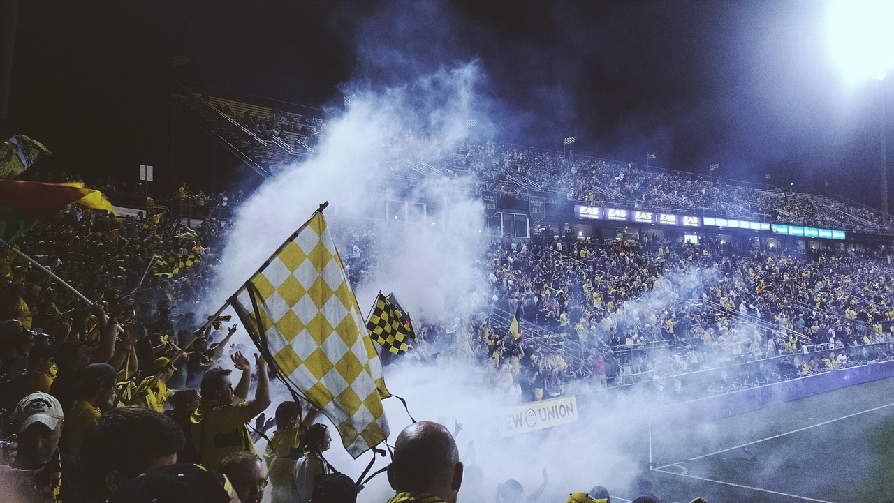 Idosa centenária realiza sonho ao ver pela primeira vez um jogo de seu time do coração