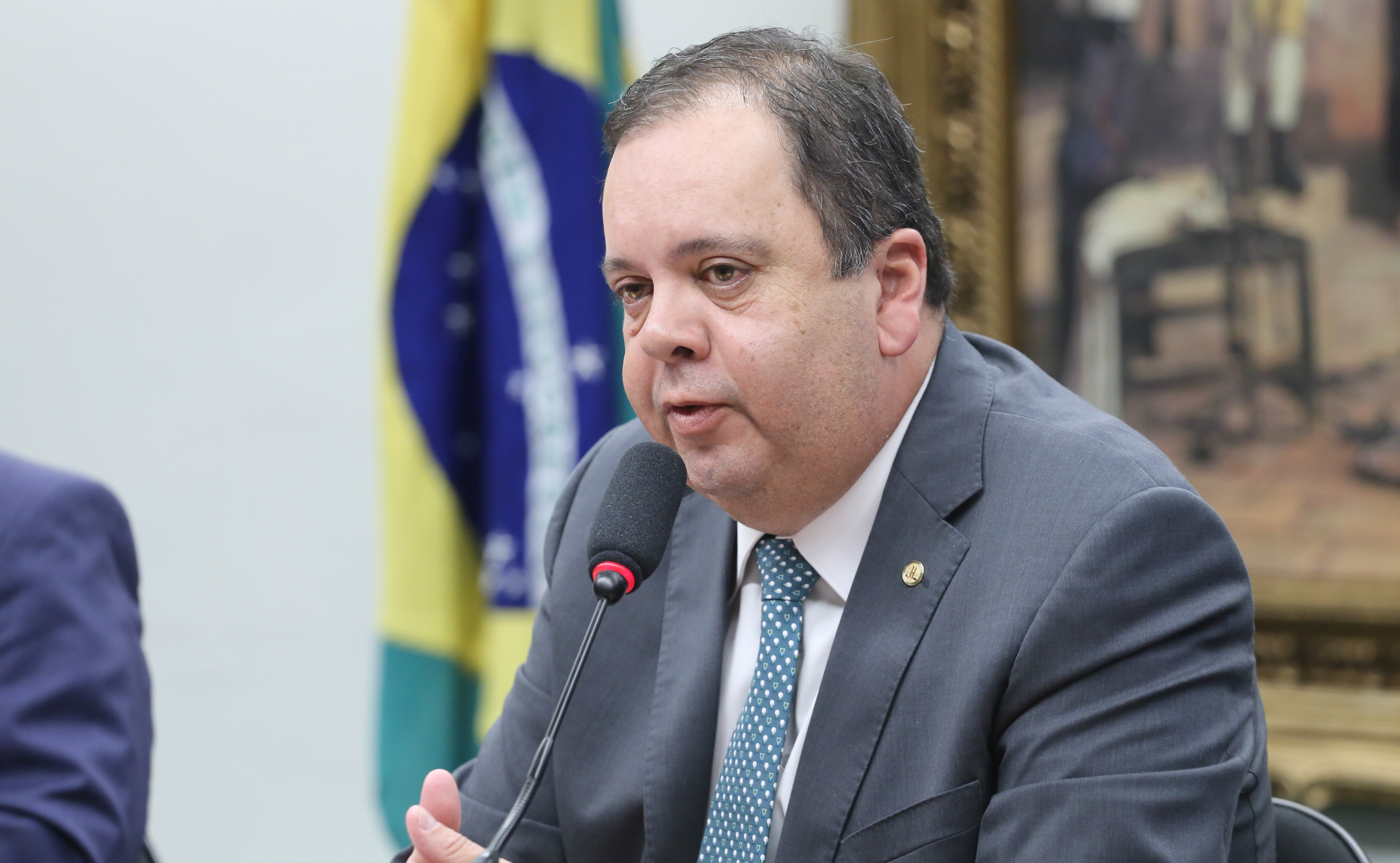 Elmar Nascimento agora se autodeclara "preto"