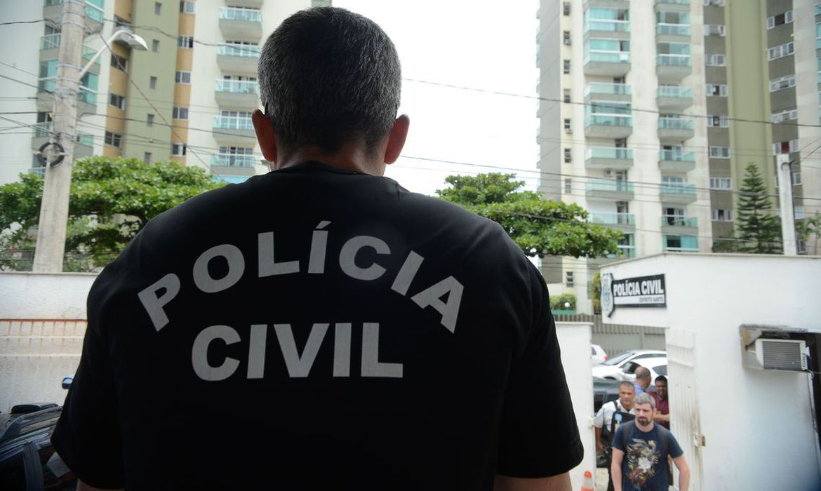 Investigação revela desvio milionário para familiares e funcionária é detida pela polícia
