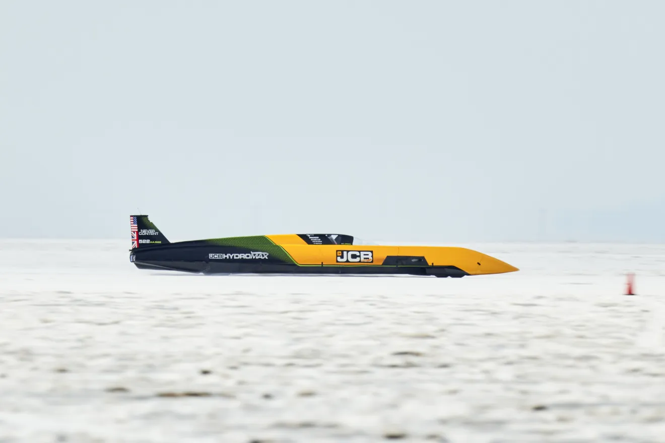 Modelo ultrapassa os 650 km/h e se torna o veículo mais rápido da história
