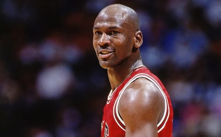 Lendária camisa usada por Michael Jordan será colocada à venda e pode quebrar recorde histórico