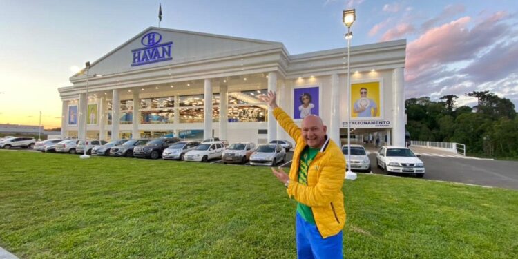 Luciano hang arrasta multidão inauguração