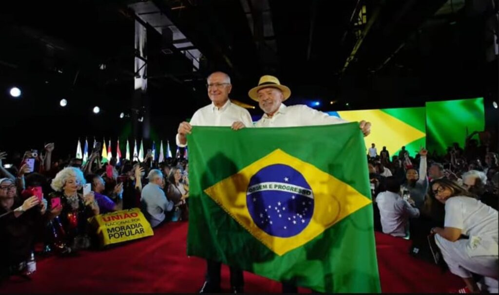 Quem ganha na briga entre nacionalismo petista e bolsonarista