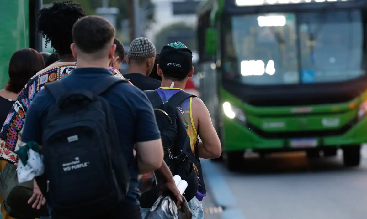 Motoristas batem martelo e cidade brasileira enfrenta greve no transporte público
