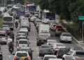 Motorista multado estacionar carro frente