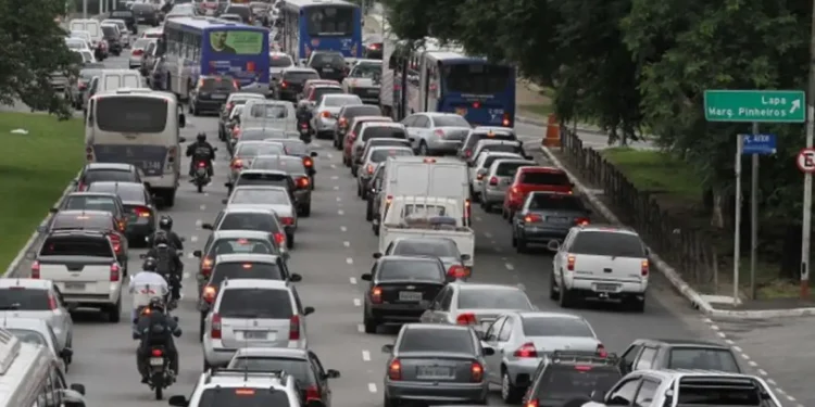 Motorista multado estacionar carro frente