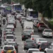 Motorista multado estacionar carro frente