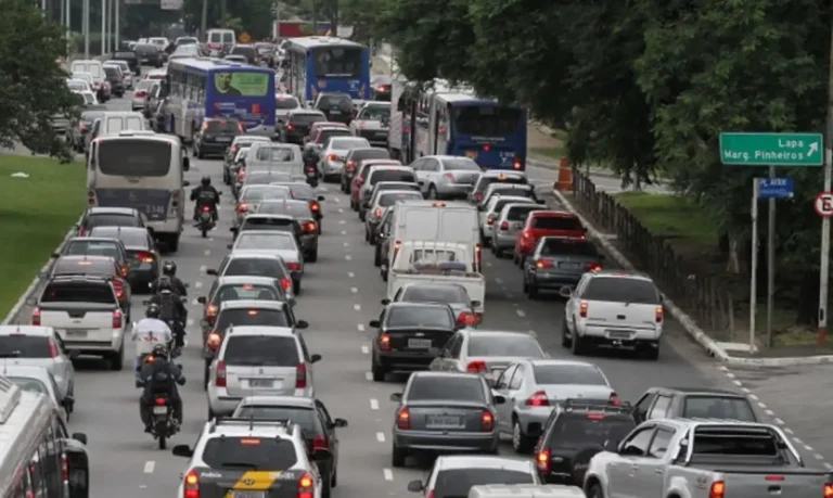 Motorista multado estacionar carro frente