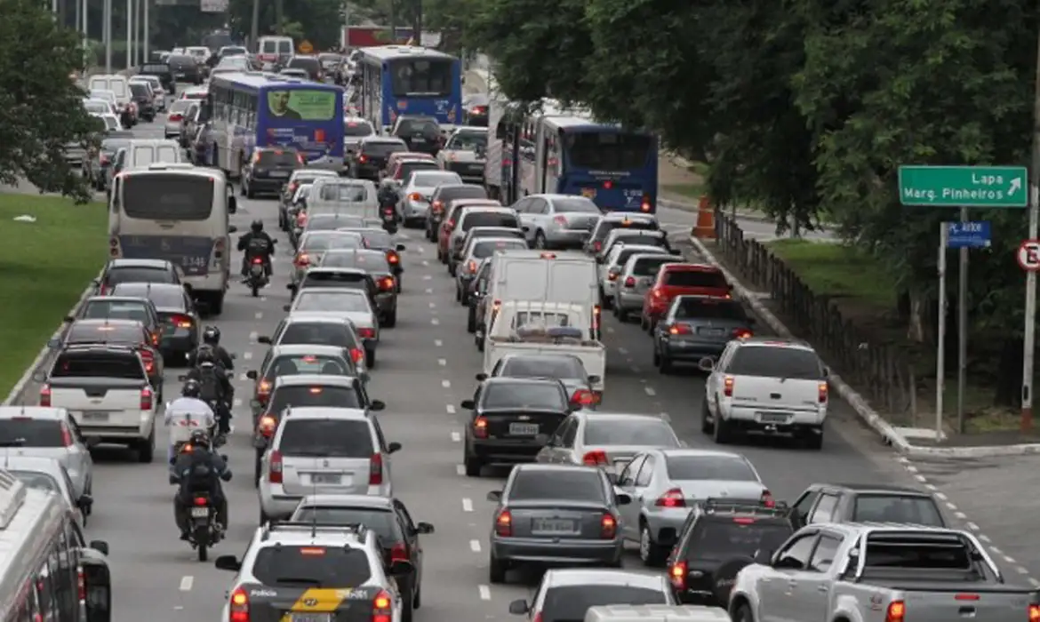 Motorista é multado após estacionar carro em frente à sua casa