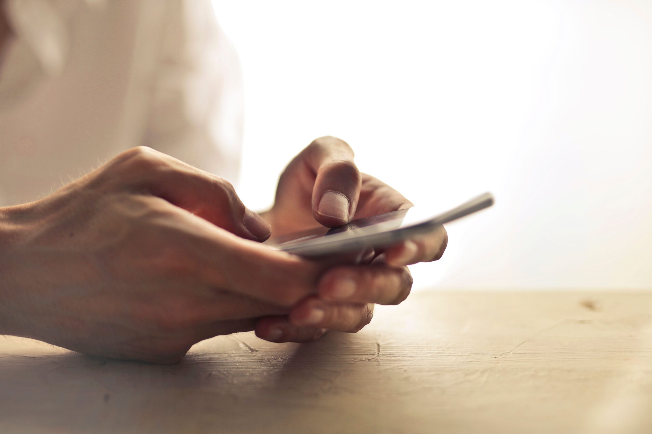 Funcionário é demitido por justa causa após post nos status do WhatsApp
