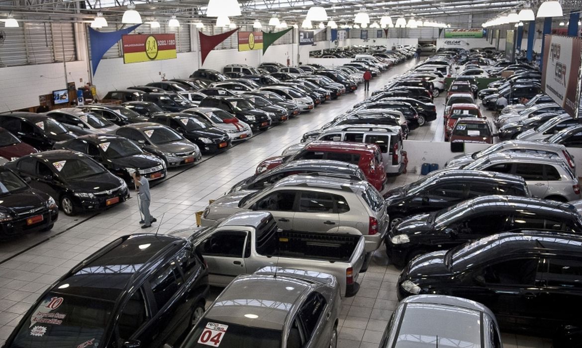 Saiba os motivos que fazem com que mais da metade dos brasileiros prefiram carros seminovos e não os 0 km