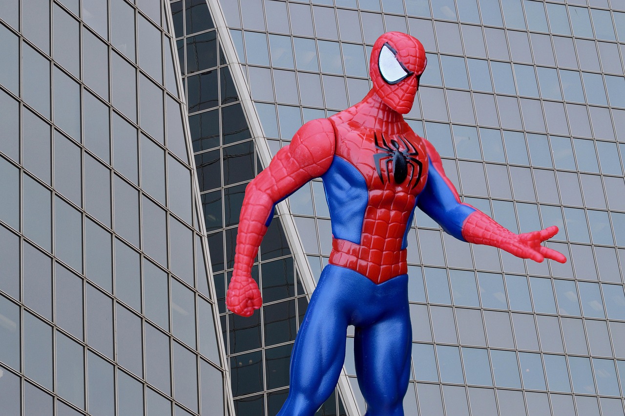Surpresa para o filho não sai como planejado e pai “Homem-Aranha” cai de janela em meio aos convidados