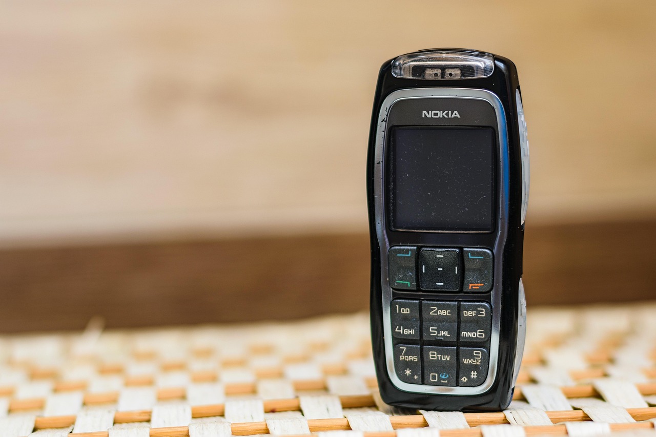 Tijolão de volta? Nokia retoma celular antigo e aparelho servirá até como carregador