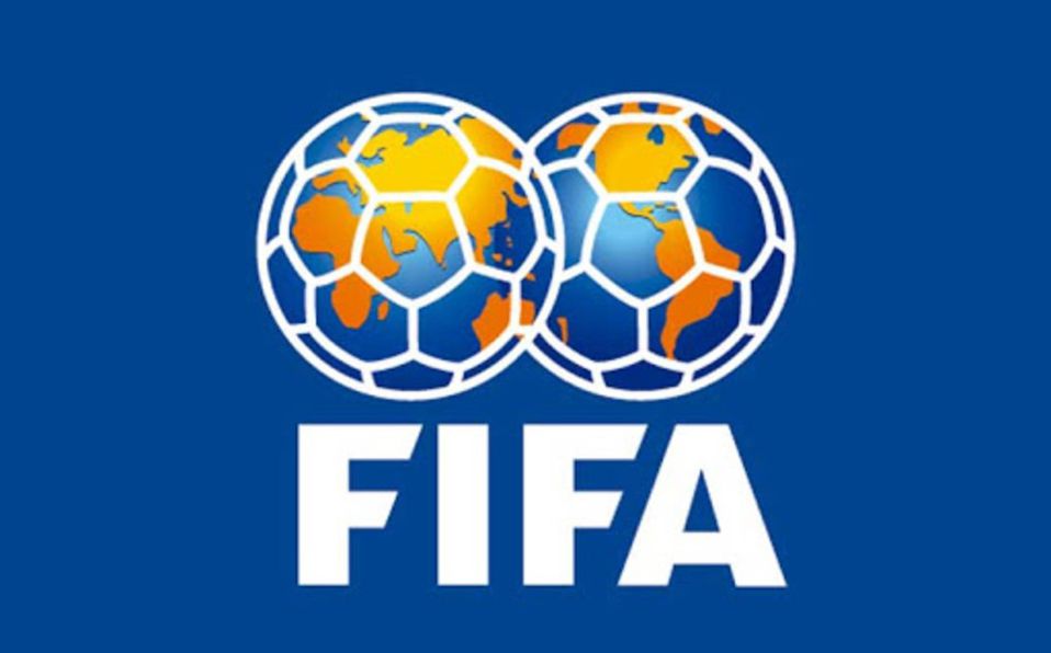 Torcedores demonstram insatisfação com presidente da Fifa e lançam petição por renúncia
