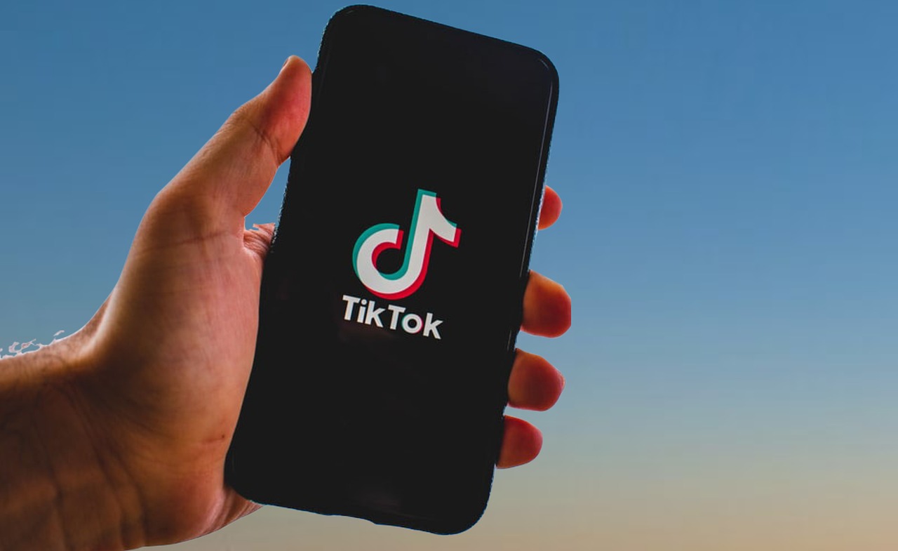 Trend causa morte de sete jovens e governo cobra atitude do TikTok